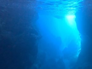 青の洞窟の中の水中